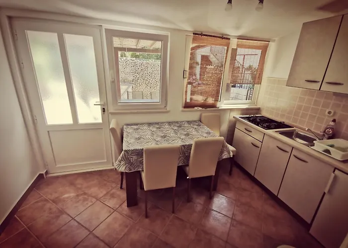 Indira לוביסטה