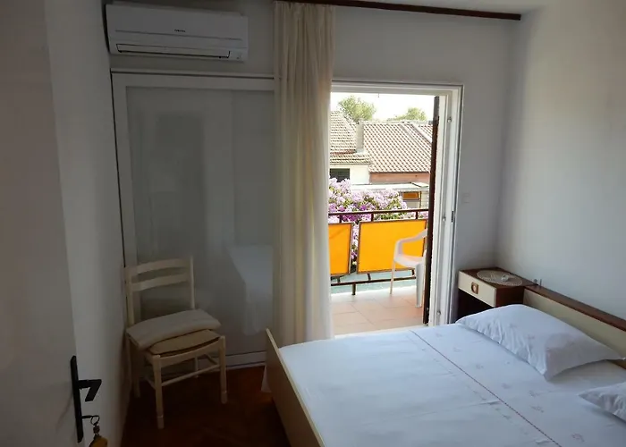 Indira לוביסטה